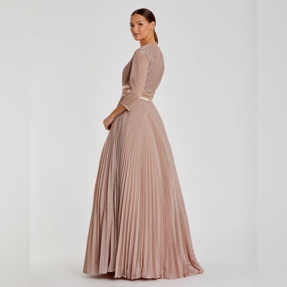 IEENA FOR MAC DUGGAL 30700 NWOT
Shimmering Pleated A-Line 3/4 Sleeve Gown - Picture 3 of 6